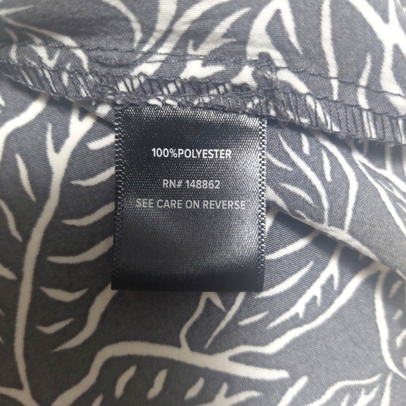 Torrid Womens Size 2 Sleeveless Boxy Blouse 3 Button Open Back Lightweight Flowy - Picture 7 of 8